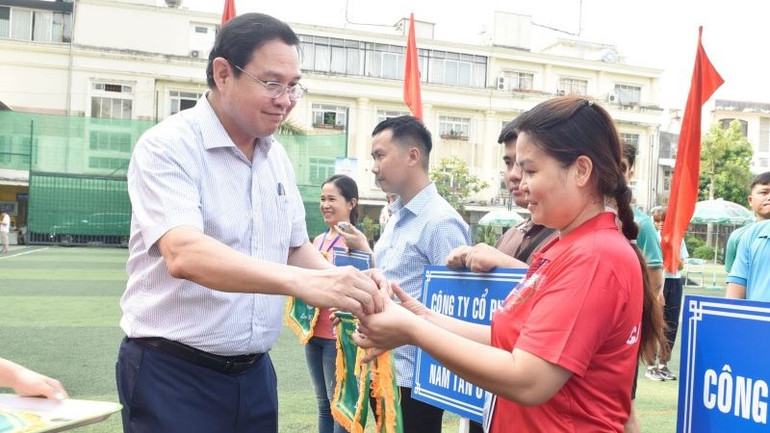 Phó Tổng giám đốc VRG Trương Minh Trung trao cờ lưu niệm cho các đơn vị.