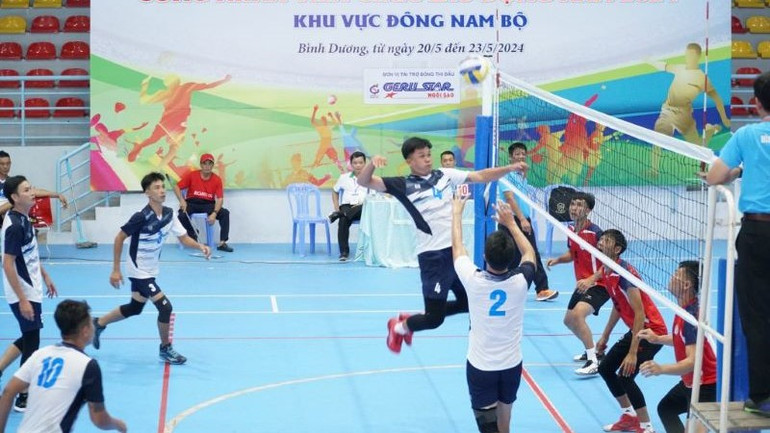 Các vận động viên nam tranh tài môn bóng chuyền tại hội thao.