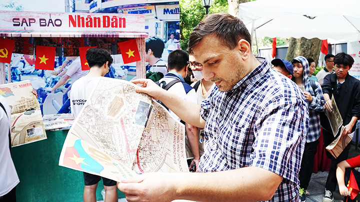 Bạn bè quốc tế xem phụ san Báo Nhân Dân về ngày 30/4. Bạn bè quốc tế xem phụ san Báo Nhân Dân về ngày 30/4.