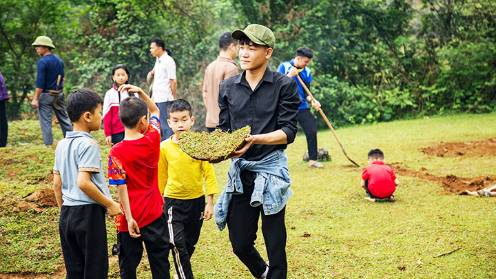 Các phần mộ sẽ được nhổ sạch cỏ và đắp những mảnh đất mới lên. Các phần mộ sẽ được nhổ sạch cỏ và đắp những mảnh đất mới lên.