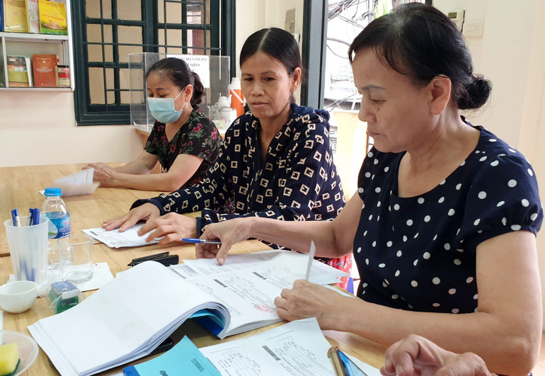 Người dân nộp tiền thuê đất, tiền sử dụng đất. Ảnh: NAM HẢI Người dân nộp tiền thuê đất, tiền sử dụng đất. Ảnh: NAM HẢI