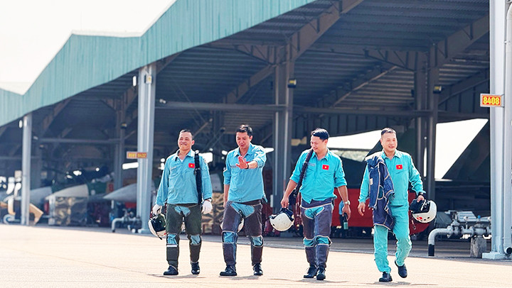 Phi công sau giờ tập luyện chuẩn bị bay diễu hành ngày 30/4/2025.