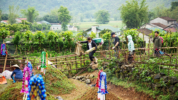 Từ sớm người dân sẽ gánh đồ đạc đã chuẩn bị kỹ từ nhà đến để đặt lễ. Từ sớm người dân sẽ gánh đồ đạc đã chuẩn bị kỹ từ nhà đến để đặt lễ.