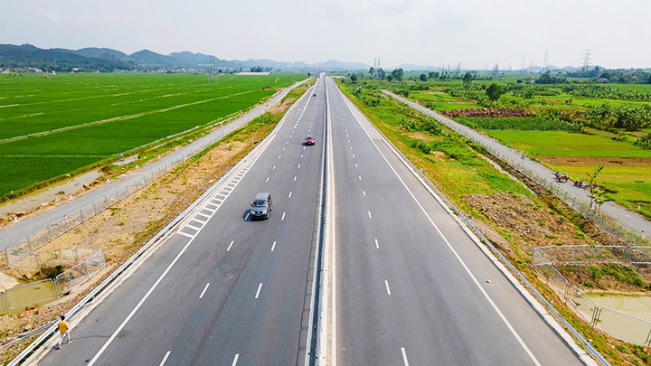 Cả nước hiện có hơn 2.000 km đường bộ cao tốc trải dài từ bắc đến nam.