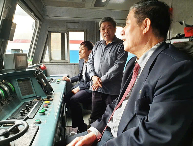 Ông Khuất Minh Trí (giữa) ôn lại kỷ niệm với hai người lái chuyến tàu Thống nhất Bắc - Nam đầu tiên.