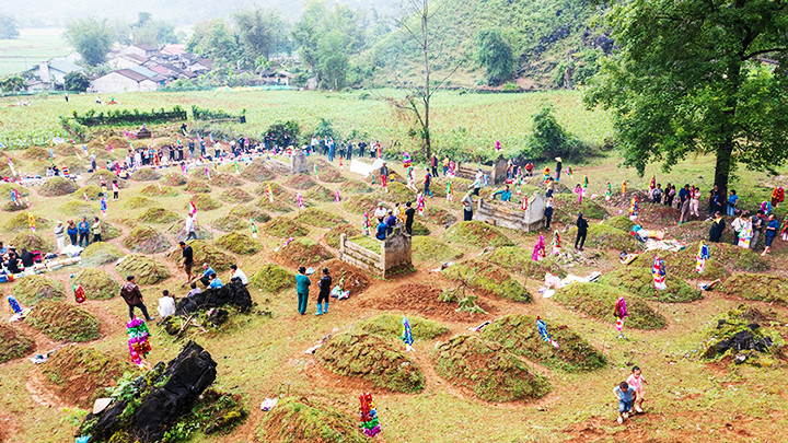 Khu mộ đã được dọn dẹp sạch sẽ và sẽ được cắm một cây nêu để đánh dấu hoàn thành công việc. Khu mộ đã được dọn dẹp sạch sẽ và sẽ được cắm một cây nêu để đánh dấu hoàn thành công việc.