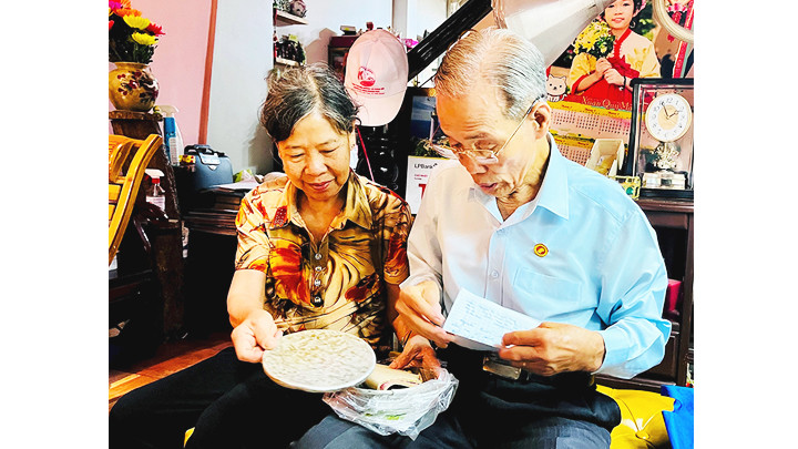 Cựu tù Võ Ái Dân vẫn giữ nguyên những kỷ vật đem về từ Côn Đảo. Ảnh: MỸ DUNG