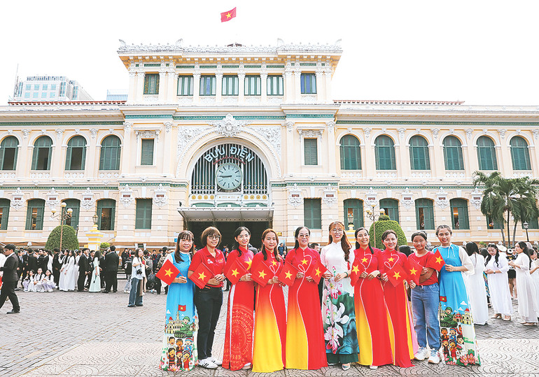 Tại Bưu điện Thành phố mang tên Bác. Tại Bưu điện Thành phố mang tên Bác.