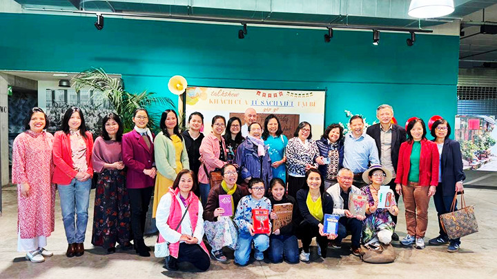 Độc giả Việt ở Bỉ chụp ảnh kỷ niệm cùng họa sĩ Trần Đại Thắng.