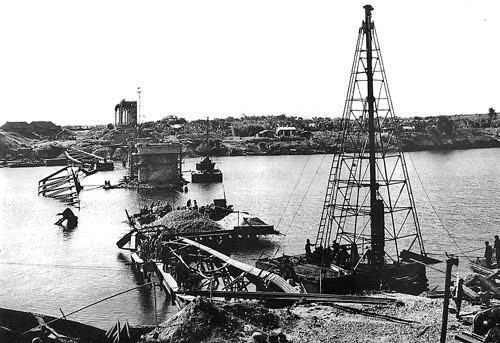 Công trường khôi phục cầu Thạch Hãn năm 1975. Ảnh tư liệu