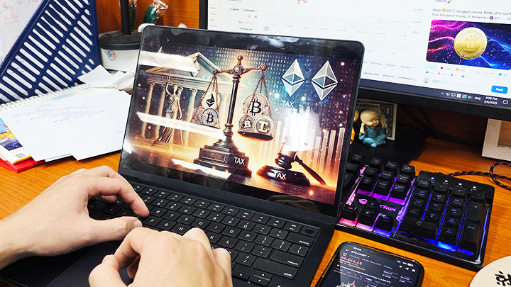 Nhà đầu tư đang theo dõi biến động giá của tiền mã hóa. Ảnh: NAM ANH