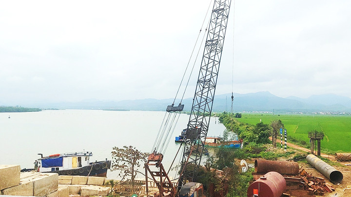 Thi công bệ trụ T1 công trình cầu Quán Hàu. Ảnh: HOÀNG PHÚC