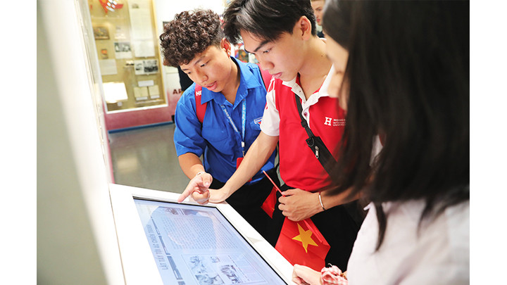 Tìm hiểu các tài liệu bằng hệ thống màn hình thông minh. Tìm hiểu các tài liệu bằng hệ thống màn hình thông minh.