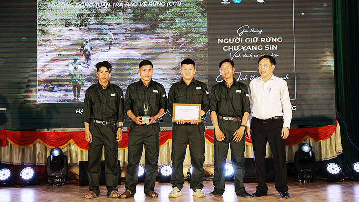 Giải Tinh thần xanh vinh danh tập thể người dân địa phương chung tay bảo vệ rừng thuộc về Tổ Cộng đồng tuần tra bảo vệ rừng. Ảnh: CÔNG LÝ