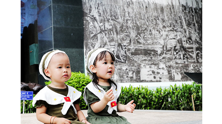 Phía sau em bé hôm nay là bức ảnh “Em bé trong rừng đước Cà Mau” (1976) bởi tác giả Nakamusa (Nhật Bản) ghi lại bối cảnh cánh rừng bị tàn phá do chất độc da cam. Phía sau em bé hôm nay là bức ảnh “Em bé trong rừng đước Cà Mau” (1976) bởi tác giả Nakamusa (Nhật Bản) ghi lại bối cảnh cánh rừng bị tàn phá do chất độc da cam.