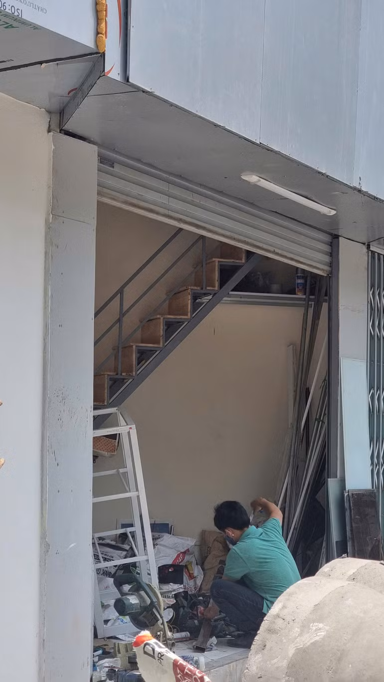 Nhà "siêu mỏng, siêu méo" chỉ đủ 1 cầu thang lắp ghép.