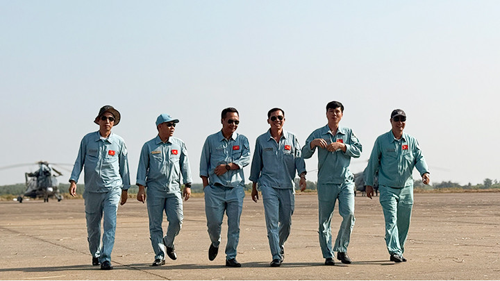 Phi đội trực thăng Trung đoàn 917 sau giờ bay tập. Phi đội trực thăng Trung đoàn 917 sau giờ bay tập.