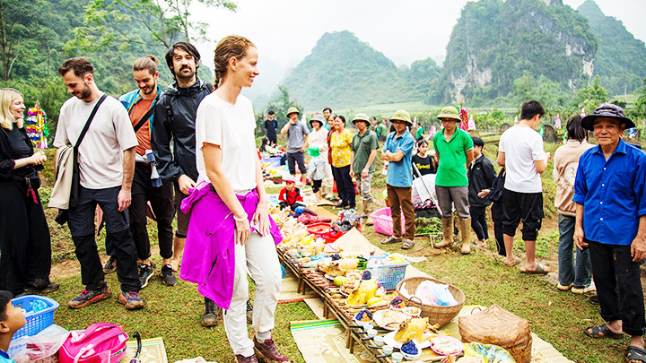 Du khách nước ngoài thích thú đến xem Tết Thanh minh. Du khách nước ngoài thích thú đến xem Tết Thanh minh.