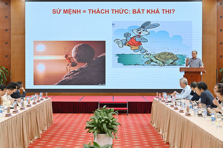 Phó Giáo sư, Tiến sĩ Trần Đình Thiên trình bày tham luận tại hội thảo. Ảnh: MỸ Á