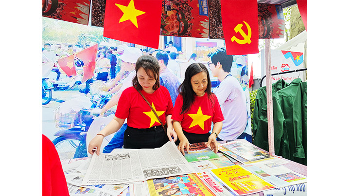 Nhiều người ra phố trong trang phục cờ Tổ quốc. Nhiều người ra phố trong trang phục cờ Tổ quốc.