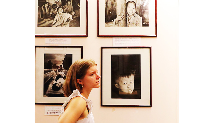 Du khách quốc tế xúc động khi xem những chứng tích đau thương mà nhân dân Việt Nam phải hứng chịu. Du khách quốc tế xúc động khi xem những chứng tích đau thương mà nhân dân Việt Nam phải hứng chịu.