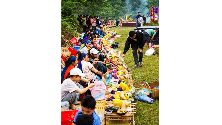 Mỗi gia đình sẽ chuẩn bị một mâm lễ với đầy đủ các món cơ bản. Mỗi gia đình sẽ chuẩn bị một mâm lễ với đầy đủ các món cơ bản.