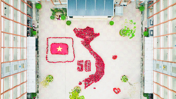 Trường THPT Trương Định (Hà Nội) với lễ kỷ niệm ấn tượng. Trường THPT Trương Định (Hà Nội) với lễ kỷ niệm ấn tượng.