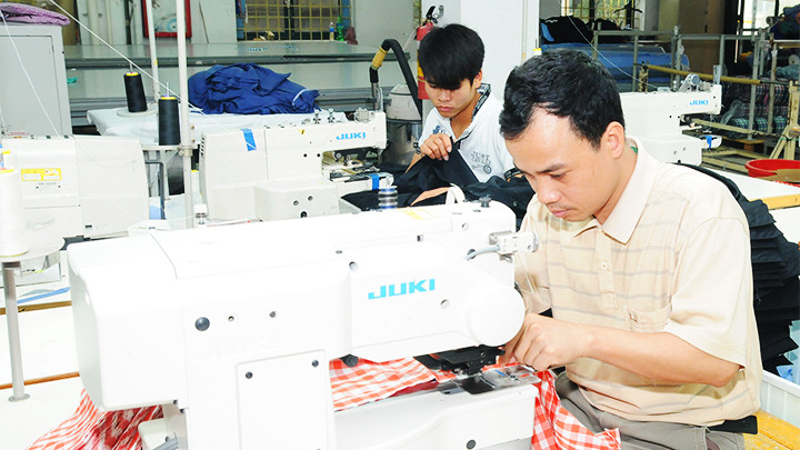 Ngành công nghiệp hỗ trợ dệt may đang còn rất nhiều hạn chế. Ảnh: NGUYỆT ANH