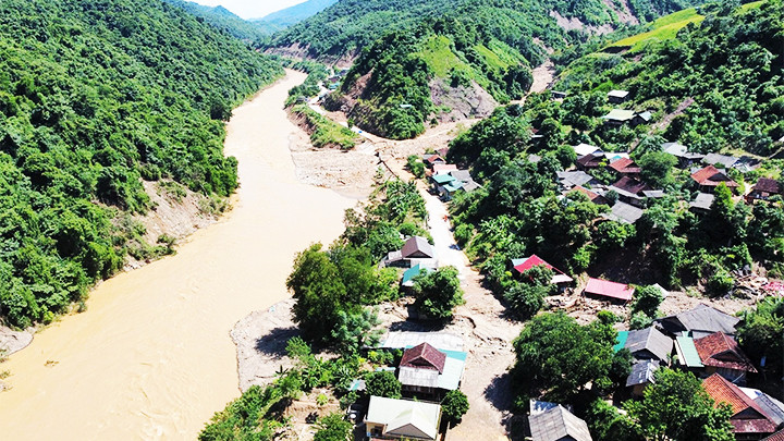 Bản Bình Sơn trong cơn lũ quét lịch sử năm 2022. Bản Bình Sơn trong cơn lũ quét lịch sử năm 2022.