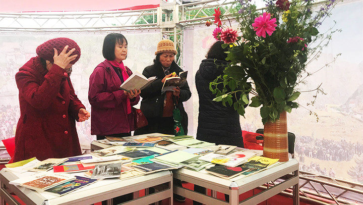 Trong thời đại số hóa, vẫn cần nhiều cách làm sáng tạo để thu hút bạn đọc sách theo lối truyền thống.