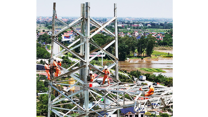 Lắp đặt thiết bị cột trên độ cao 60m dưới thời tiết nắng nóng hơn 40OC.