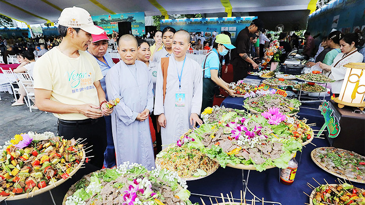 Nhiều món chay được giới thiệu tại lễ hội.