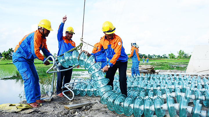 Kéo dây khoảng néo 109-117 thuộc dự án thành phần Thanh Hóa - Nhà máy nhiệt điện Nam Định 1.