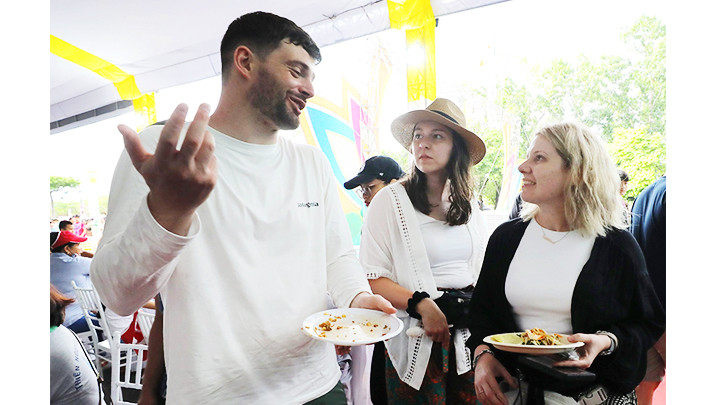 Du khách hào hứng thưởng thức các món chay.