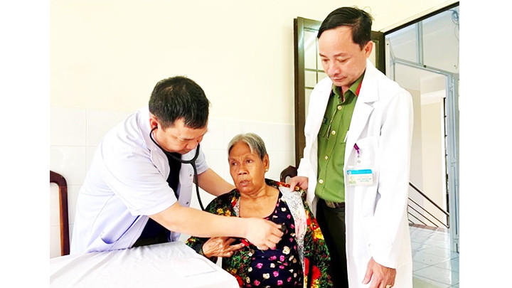 Người về hưu được chăm sóc sức khỏe theo chế độ bảo hiểm y tế. Ảnh: MINH TÂM