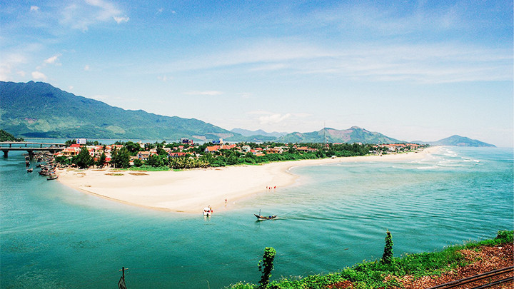 Vịnh Lăng Cô bình yên.