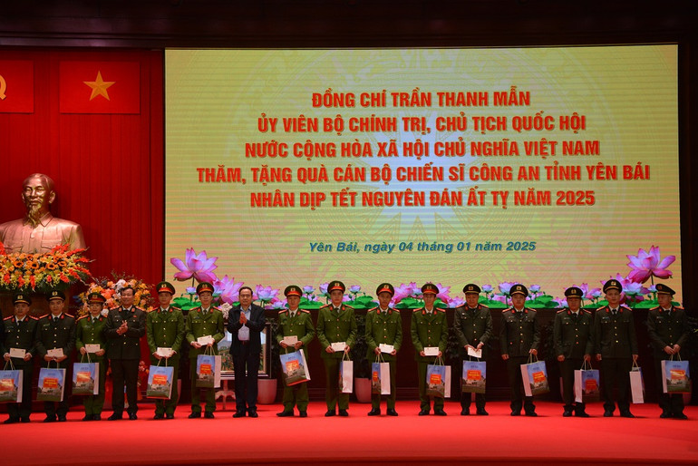 Chủ tịch Quốc hội tặng quà cho cán bộ chiến sĩ Công an tỉnh. (Ảnh: THANH SƠN) Chủ tịch Quốc hội tặng quà cho cán bộ chiến sĩ Công an tỉnh. (Ảnh: THANH SƠN)