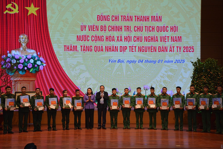 Chủ tịch Quốc hội tặng quà cho cán bộ chiến sĩ quân đội. (Ảnh: THANH SƠN) Chủ tịch Quốc hội tặng quà cho cán bộ chiến sĩ quân đội. (Ảnh: THANH SƠN)