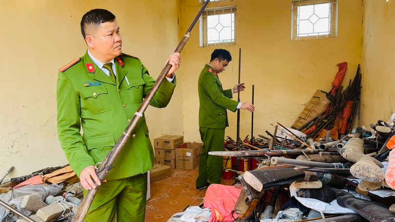 Công an huyện Văn Chấn qua tuyên truyền thu hồi nhiều vũ khí tự chế. (Ảnh: THANH SƠN)