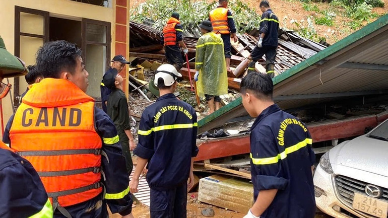 Lực lượng Cảnh sát Phòng cháy chữa cháy và tìm kiếm cứu nạn tham gia tìm kiếm người mất tích do bão Yagi gây ra tại thành phố Yên Bái. (Ảnh: THANH SƠN)