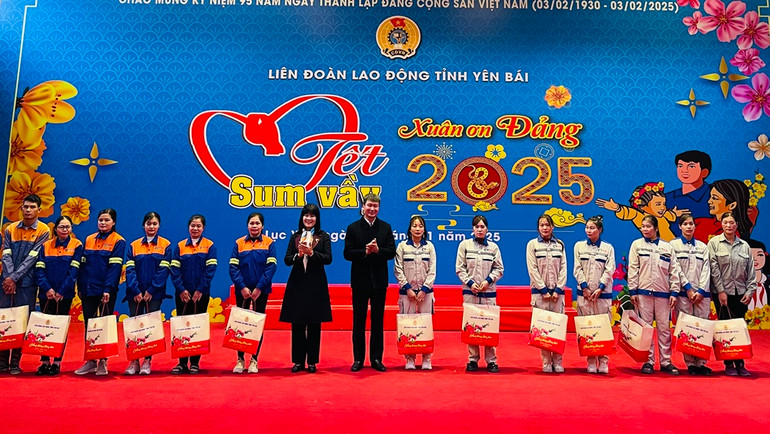 Trao quà Tết đến người lao động tại huyện Lục Yên. (Ảnh: THANH SƠN)
