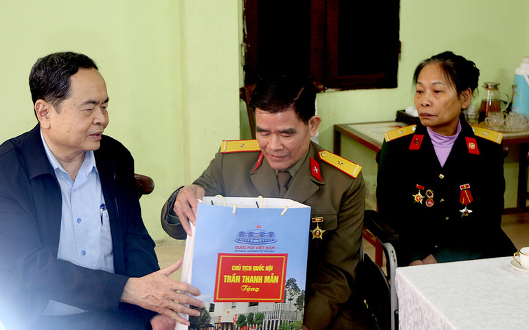 Chủ tịch Quốc hội tặng quà thương binh 1/4 Nguyễn Trọng Hùng, phường Yên Thịnh, thành phố Yên Bái. (Ảnh: THANH SƠN) Chủ tịch Quốc hội tặng quà thương binh 1/4 Nguyễn Trọng Hùng, phường Yên Thịnh, thành phố Yên Bái. (Ảnh: THANH SƠN)