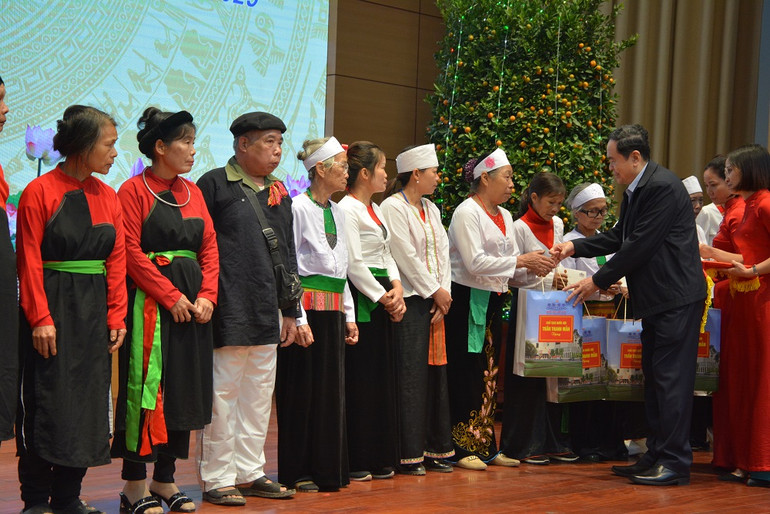 Chủ tịch Quốc hội tặng quà cho các hộ dân bị ảnh hưởng thiên tai. (Ảnh: THANH SƠN) Chủ tịch Quốc hội tặng quà cho các hộ dân bị ảnh hưởng thiên tai. (Ảnh: THANH SƠN)