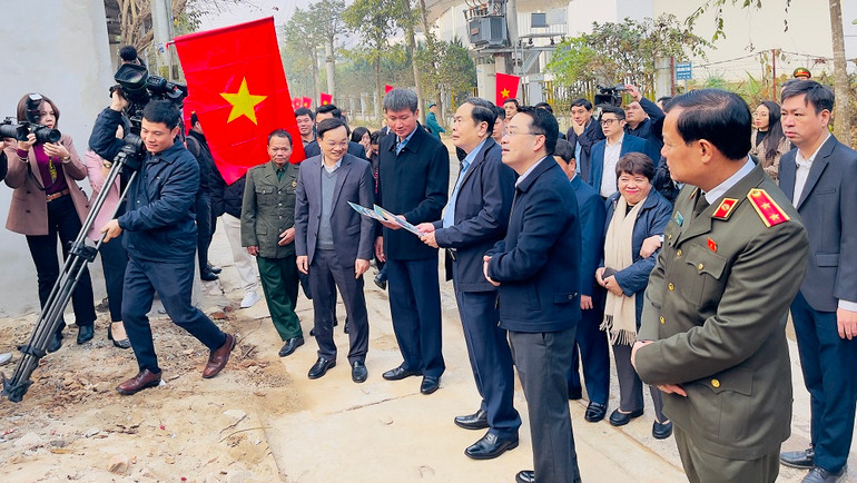 Chủ tịch Quốc hội kiểm tra việc khắc phục thiên tai tại thành phố Yên Bái. (Ảnh: THANH SƠN) Chủ tịch Quốc hội kiểm tra việc khắc phục thiên tai tại thành phố Yên Bái. (Ảnh: THANH SƠN)