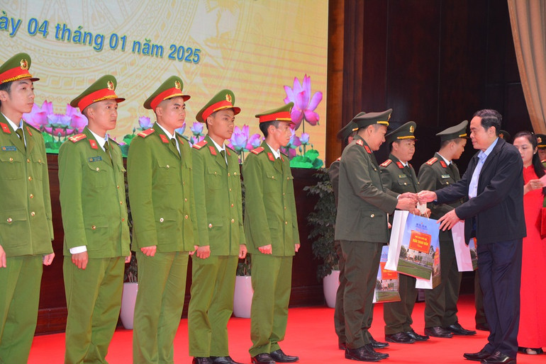 Chủ tịch Quốc hội tặng quà cho các chiến sĩ có gia đình bị thiệt hại do bão Yagi gây ra. (Ảnh: THANH SƠN) Chủ tịch Quốc hội tặng quà cho các chiến sĩ có gia đình bị thiệt hại do bão Yagi gây ra. (Ảnh: THANH SƠN)