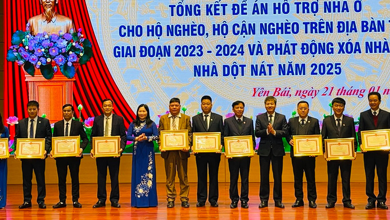 Các cá nhân được Ủy ban nhân dân tỉnh tặng Bằng khen. (Ảnh: THANH SƠN)