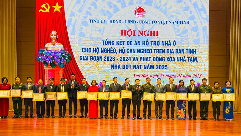 Các tập thể được Ủy ban nhân dân tỉnh tặng bằng khen. (Ảnh: THANH SƠN)