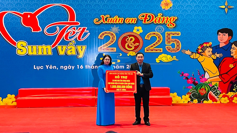 Tiếp nhận hỗ trợ từ Tổng Liên đoàn Lao động Việt Nam. (Ảnh: THANH SƠN)