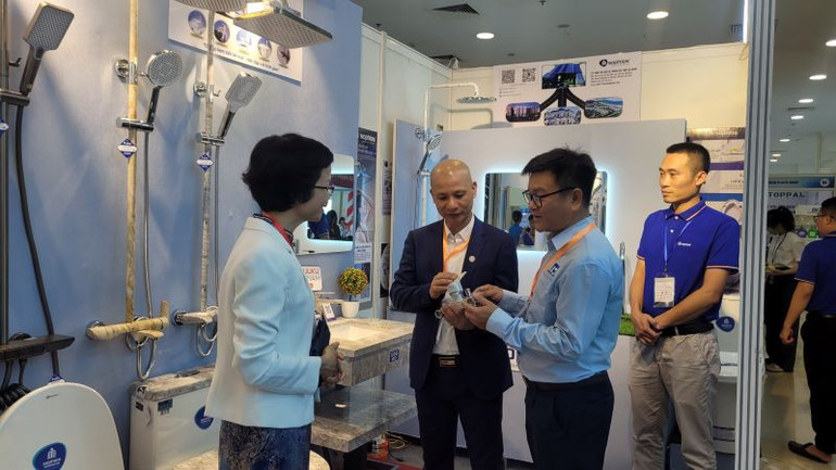 Các doanh nghiệp cùng nhau chia sẻ cơ hội kết nối giao thương tại Hội chợ.