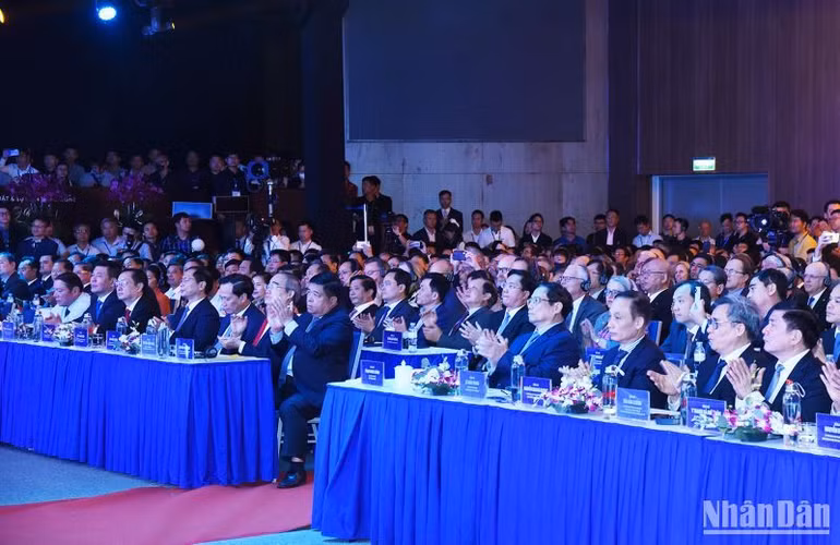 Thủ tướng Phạm Minh Chính cùng các đại biểu tham dự buổi lễ.